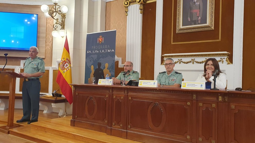 Teniente col Antonio Suárez Coronel Humberto Urruchi, el general Antonio Cortes, con la presidenta de la APDPE Francis Cáceres