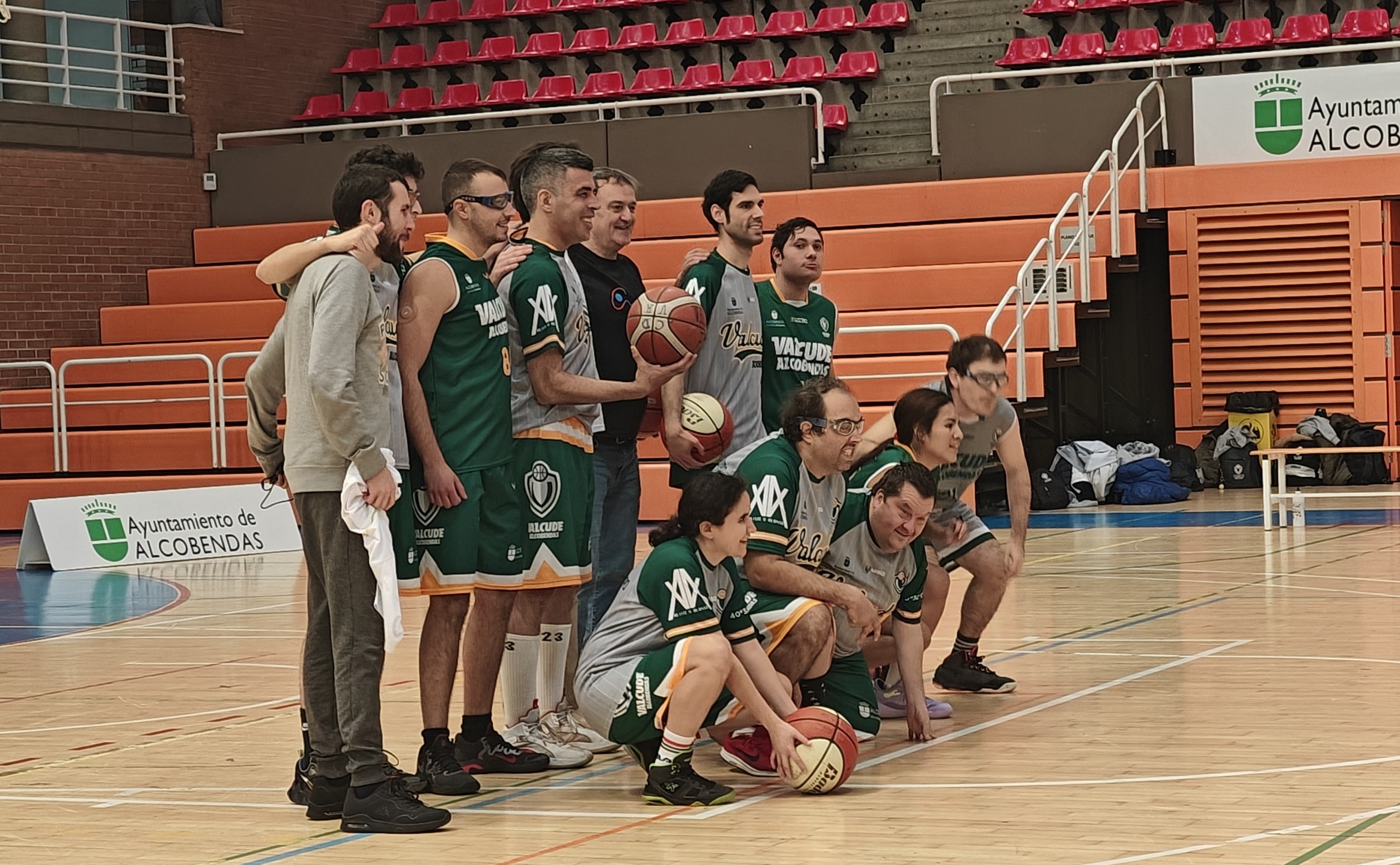 César Vea con Roberto Chinchilla y los jugadores del VALCUDE ALCOBENDAS,
y Caleb García Redondo, el árbitro del partido.