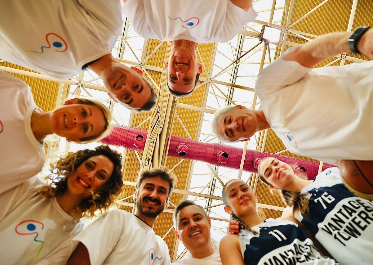 Los equipos de basket. Con Dª Rocío García Alcántara, Alcaldesa
de Alcobendas, Jesús Tortosa, concejal de deportes de Alcobendas, Rebeca Alemañy,
Jorge Pobes y otros jugadores y jugadoras de equipos de la localidad.